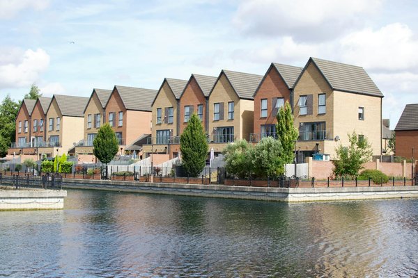 Installer une piscine creusée dans un petit jardin : conseils et astuces